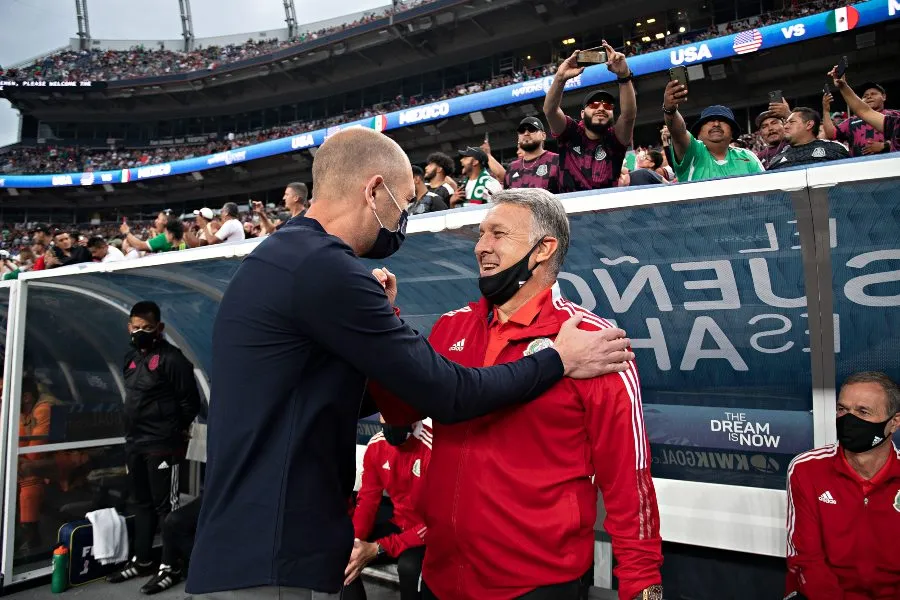 Berhalter saludando al Tata Martino
