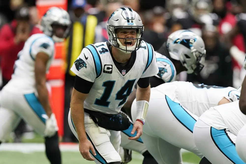 AP Sam Darnold en acción con Panthers