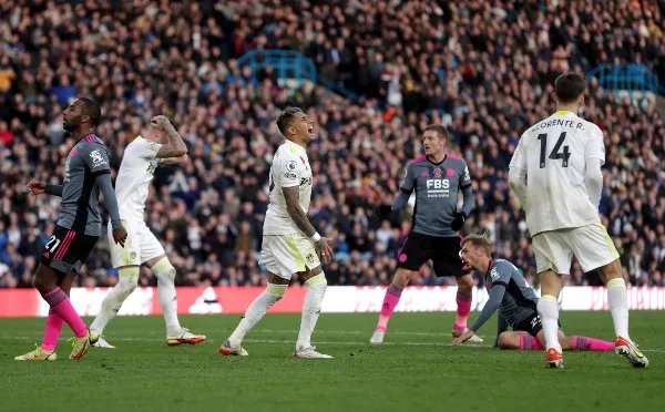 Leeds frente Leicester City en la Liga Premier