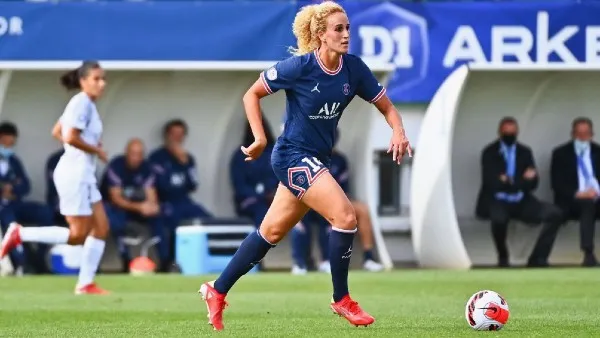Kheira Hamraui en acción con el PSG