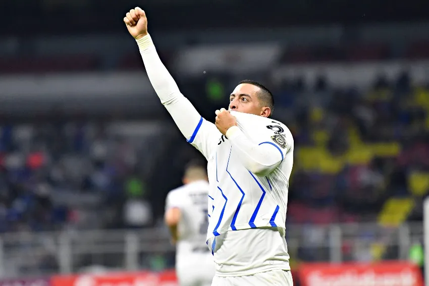 Rogelio Funes Mori en un partido de Rayados de Monterrey