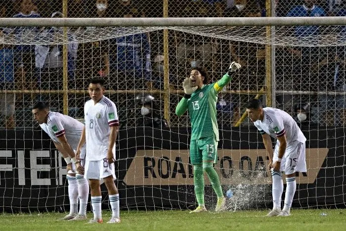 Guillermo Ochoa en acción con el Tri