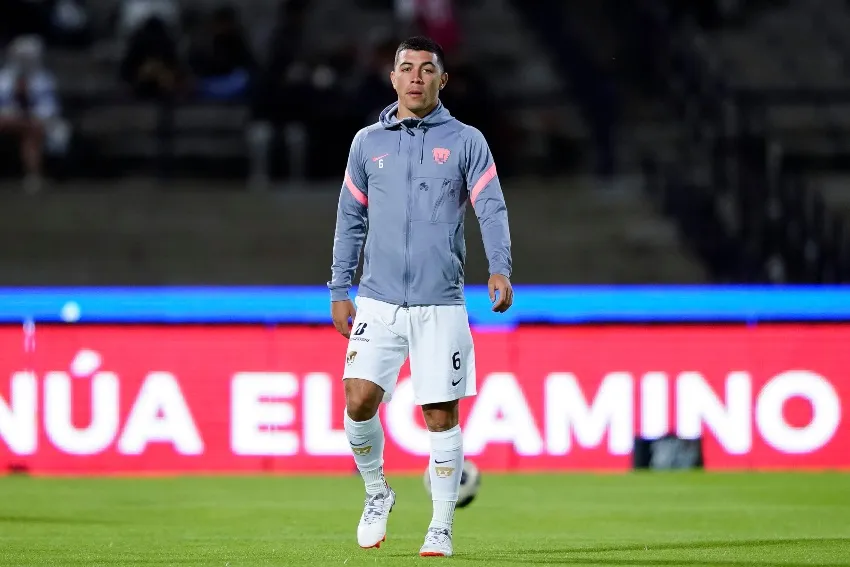 Lira previo a un partido de Pumas