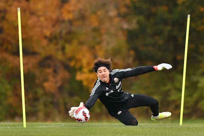 Guillermo Ochoa en un entrenamiento de El Tri