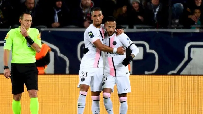 Neymar y Kehrer festejan gol vs el Bordeux