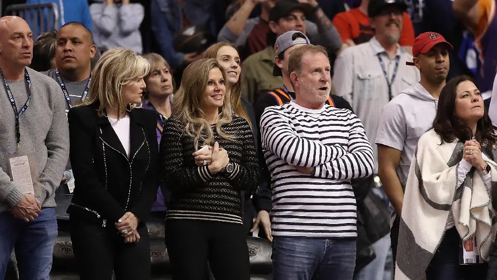 Robert Sarver y Penny en un partido de la NBA