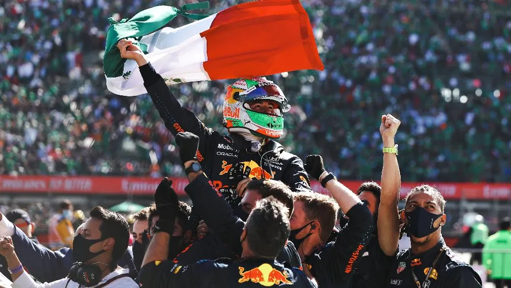 Checo Pérez festejando podio en el GP de México