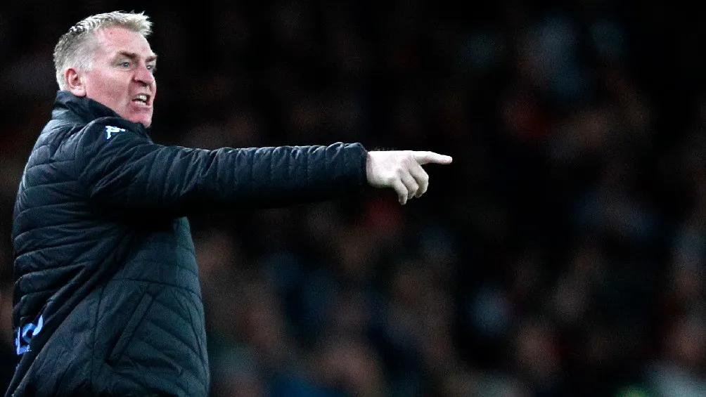 AP Dean Smith dirigiendo al Aston Villa en Premier League