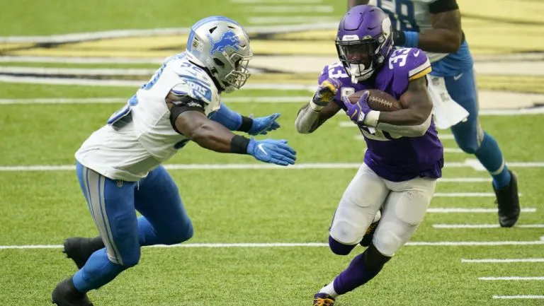 AP Dalvin Cook se aleja con el blalón de Christian Jones