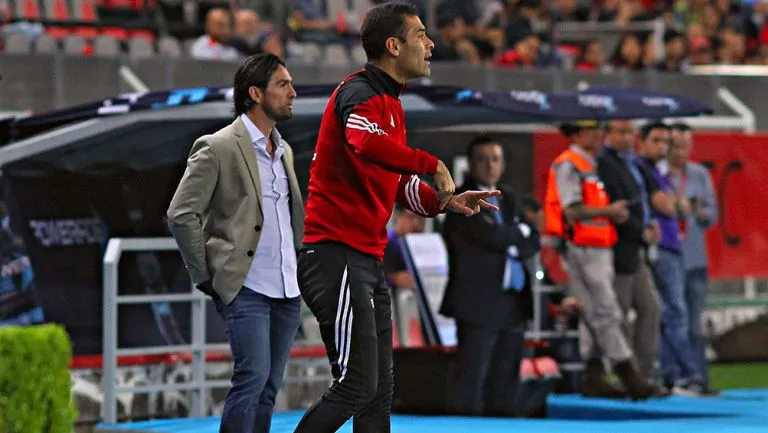 Rafa Márquez dirige a sus compañeros en el duelo contra Puebla