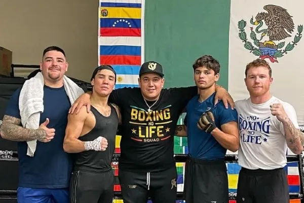 Eddy Reynoso posa junto a su equipo