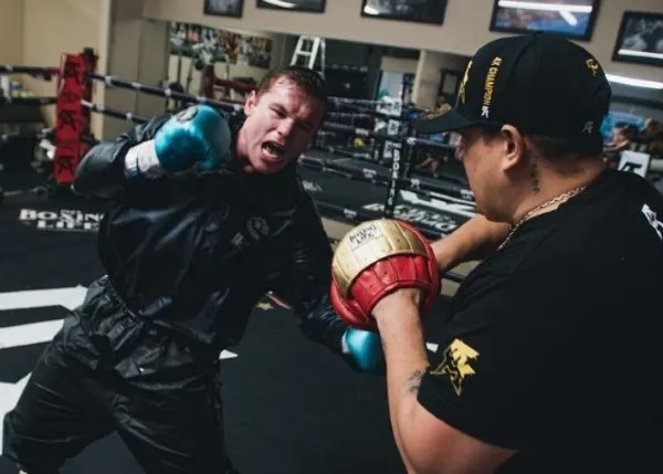 Saúl 'Canelo' Álvarez entrena junto a Eddy Reynoso