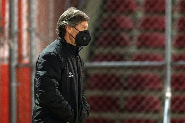 Gabriel Caballero durante juego de los Bravos