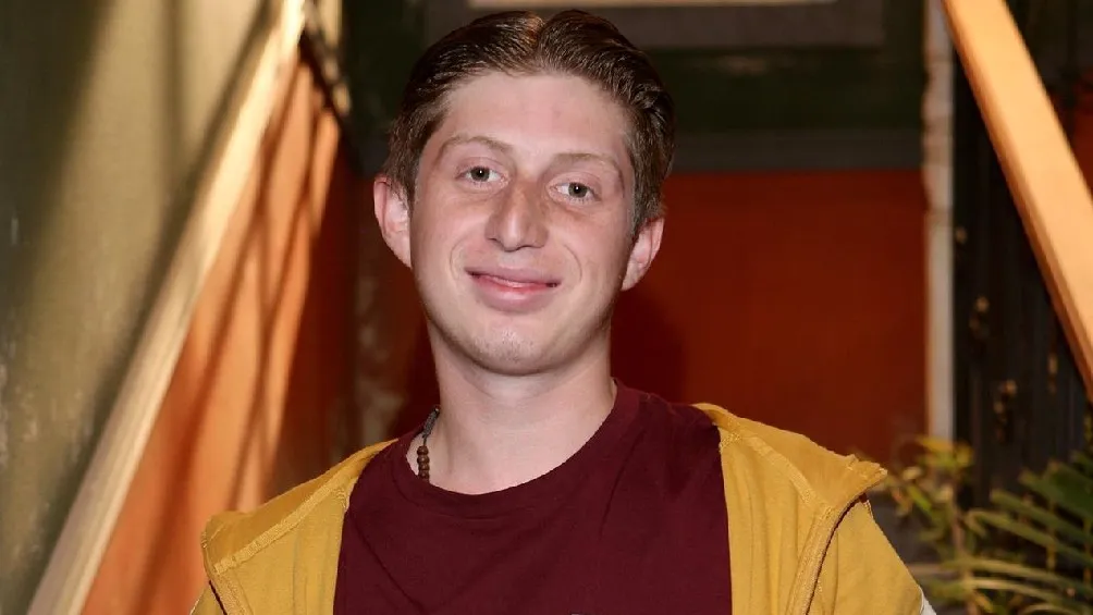 Octavio Ocaña posando para una foto