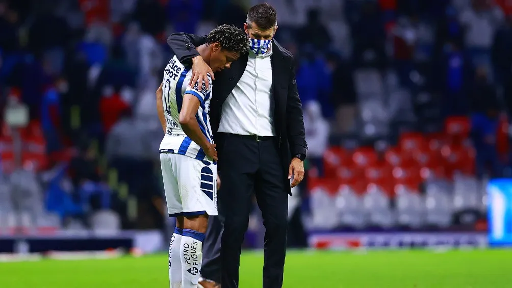 Paulo Pezzolano platicando con Yairo Moreno en la Liga MX