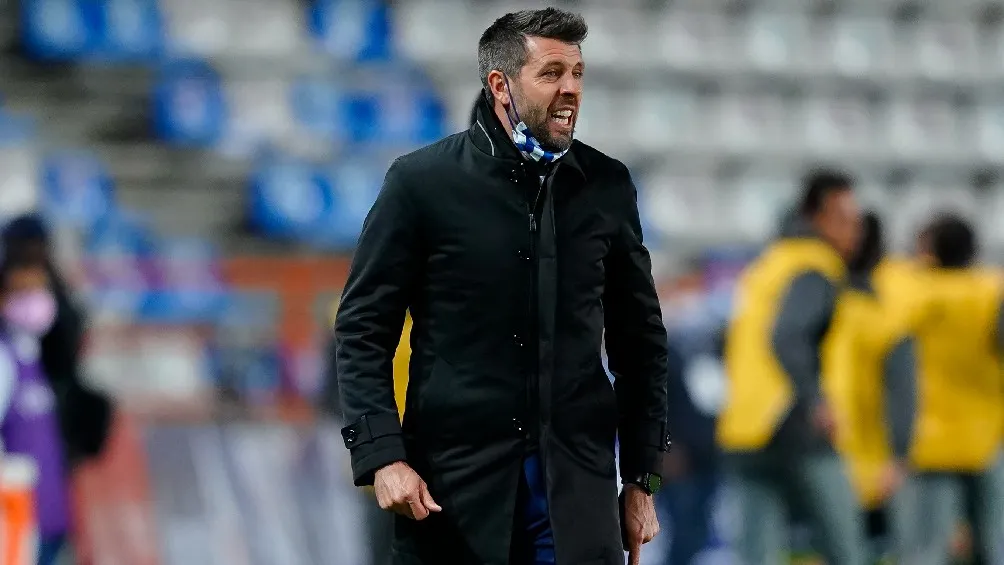 Paulo Pezzolano dirigiendo al Pachuca en la Liga MX