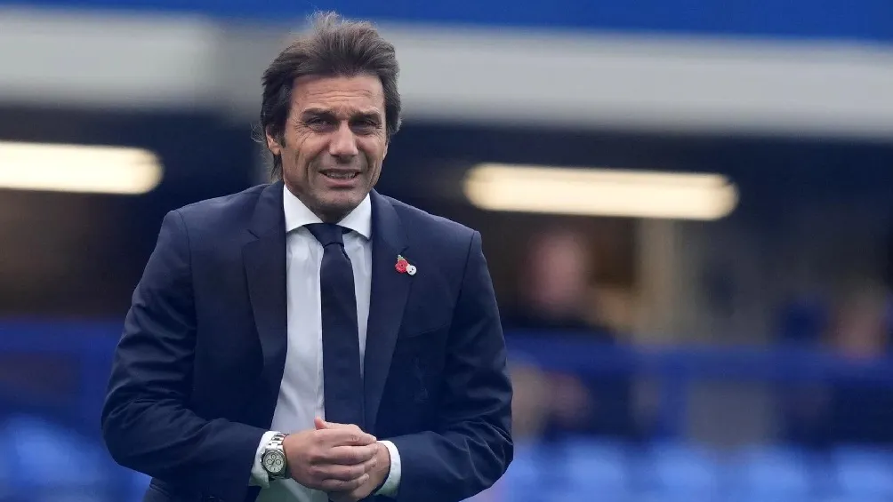 Antonio Conte dirigiendo al Tottenham