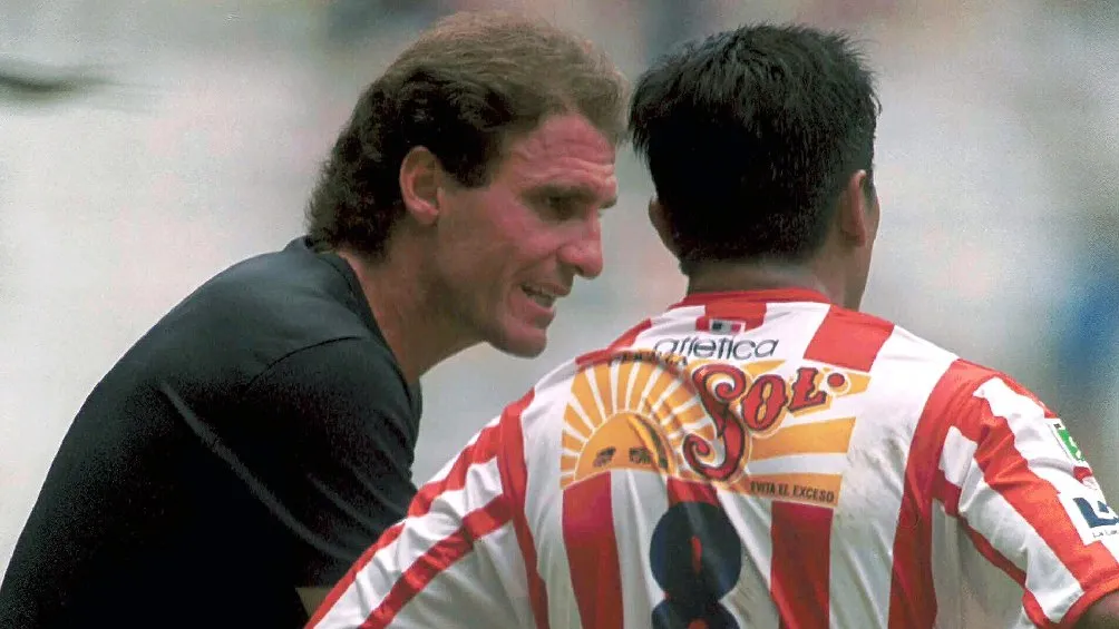 Óscar Ruggeri dirigiendo a Chivas en 2001