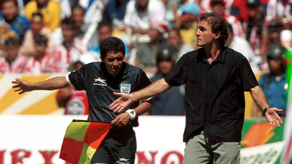 Óscar Ruggeri dirigiendo en la Liga MX en 2001