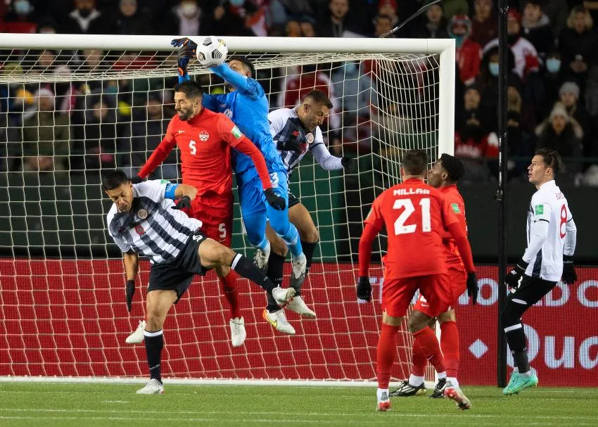 Mala salida de Leonel Moreira que terminó en gol de Canadá