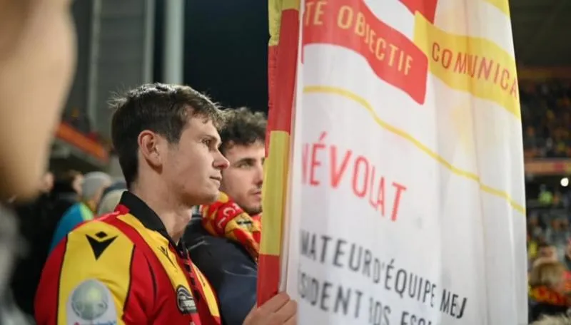 ESPECIAL Jean Guichard y su CV en una pancarta gigante