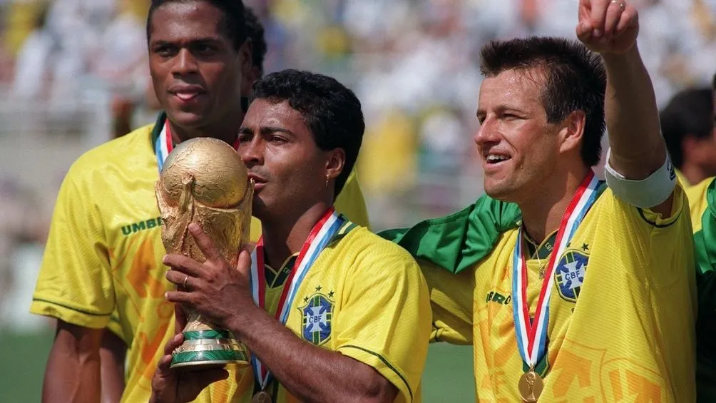 ESPECIAL Romario con la Copa del Mundo en 1994