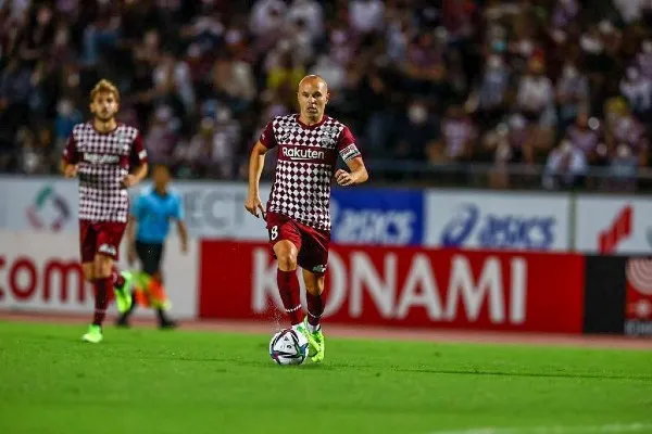 Iniesta en acción con el Vissel Kobe en la J1 League