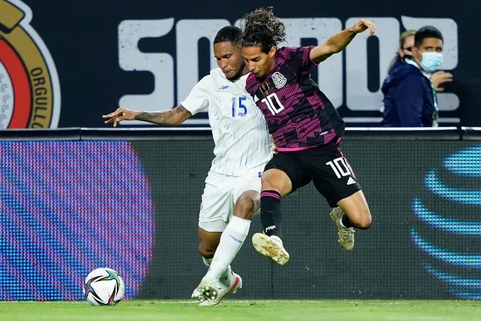 IMAGO7 Diego Lainez en partido con Selección