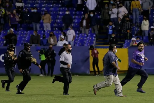 IMAGO7 Aficionado del Celaya es perseguido por Seguridad tras invadir la cancha