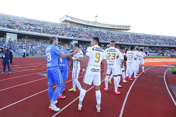 Jugadores de Pumas y Cruz Azul previo a un partido