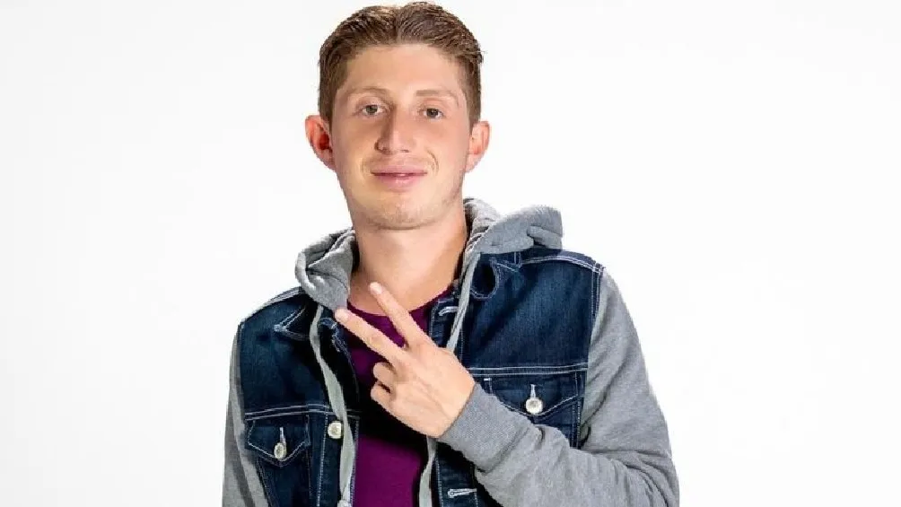 Octavio Ocaña posando para una foto