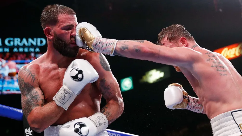 Canelo Álvarez peleando ante Caleb Plant