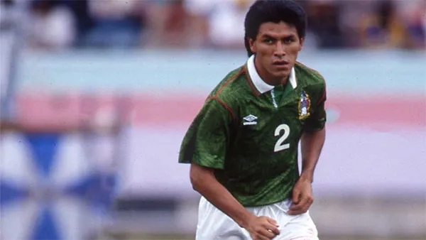 Claudio Suárez en partido con el Tri