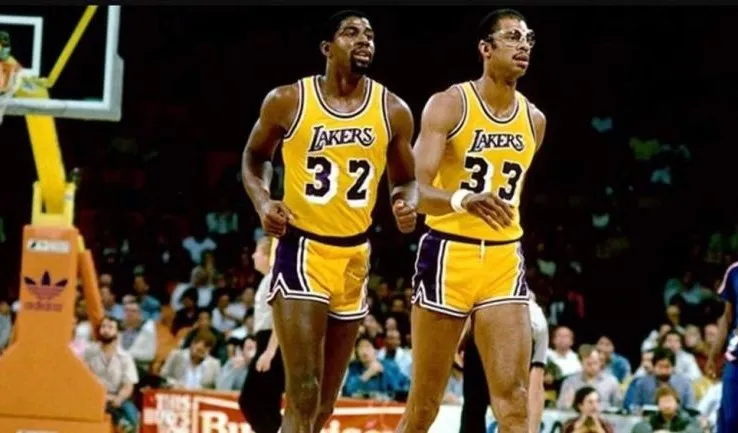 Abdul-Jabbar con el Magic Johnson