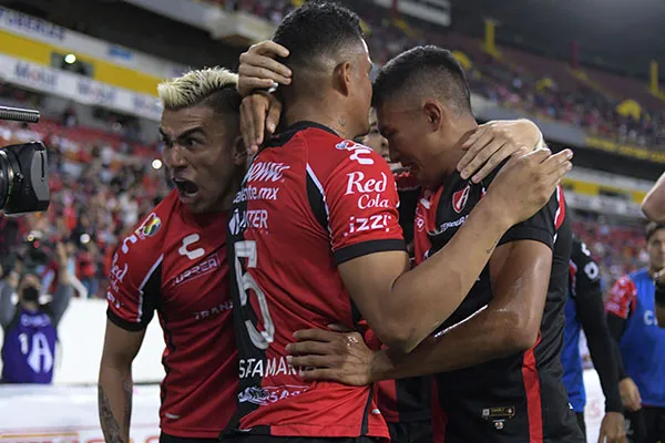 Integrantes de Atlas después de una anotación