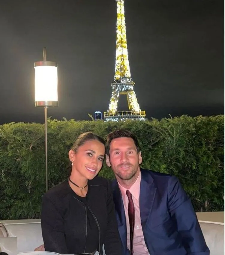 @leomessi Antonella y Messi en París