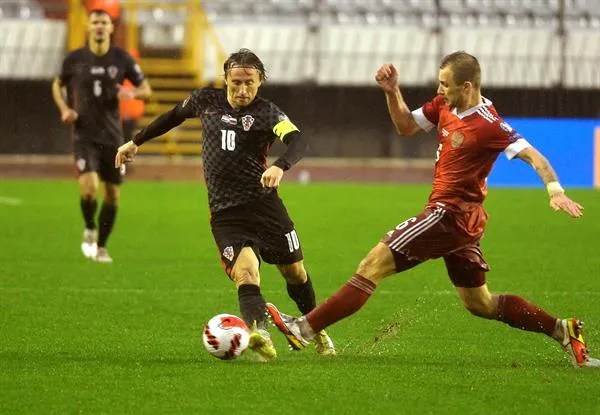Modric disputa un balón