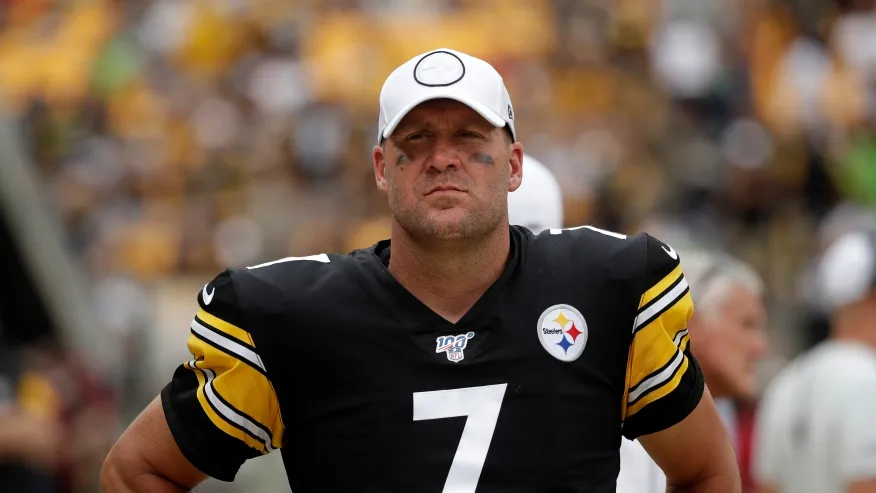 Ben Roethlisberger mira el desarrollo del juego
