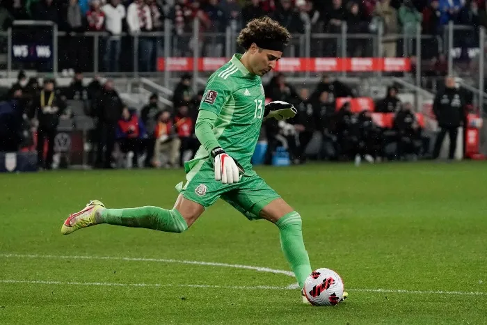 AP Guillermo Ochoa en acción con el Tri