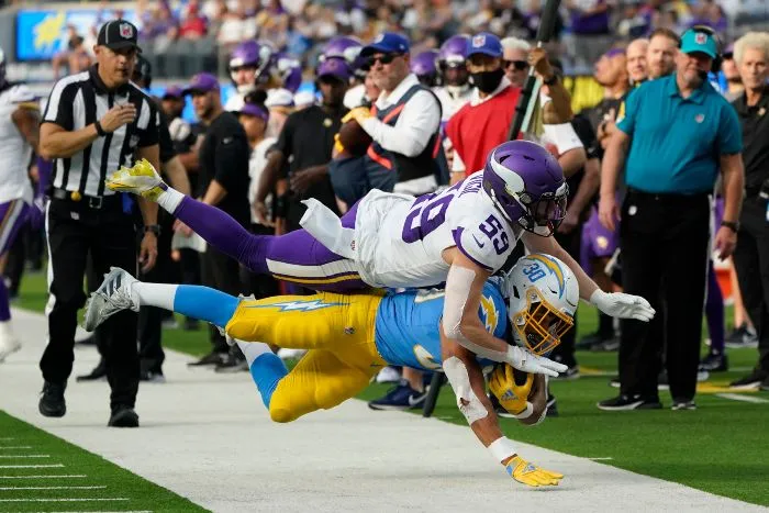 Nick Vigil (59) derribando a Austin Ekeler