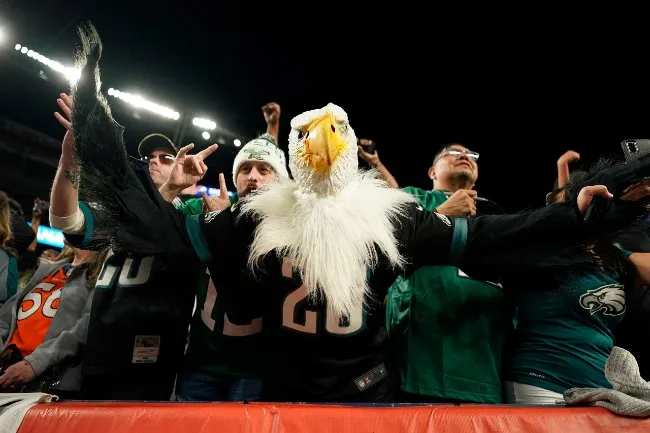 AP Afición de Eagles apoya a su equipo en Denver