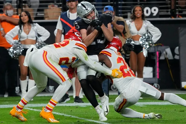 Carr es capturado por defensivos de los Chiefs