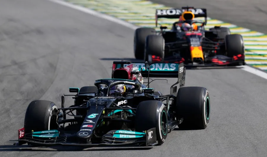 Hamilton rebasa a Verstappen