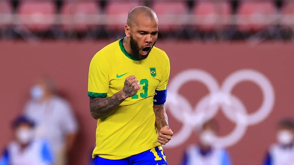 Dani Alves festejando con la Selección de Brasil