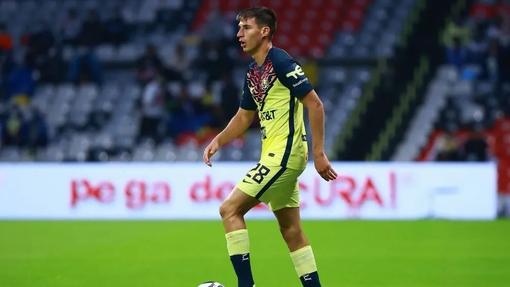 Mauro Lainez en un partido con el América