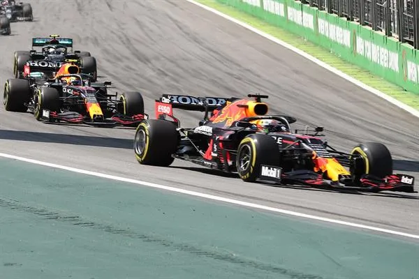 Sergio Pérez (i) y el holandés Max Verstappen en Brasil