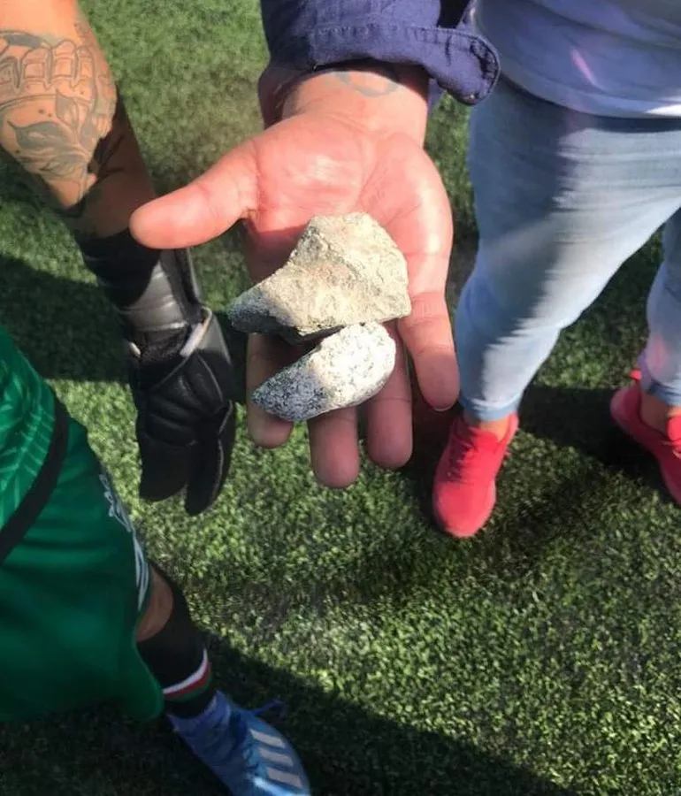 Algunas de las piedras que los aficionados lanzaron a la cancha