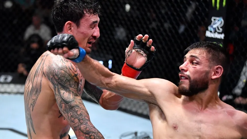 Max Holloway y 'Pantera' durante pelea en la UFC