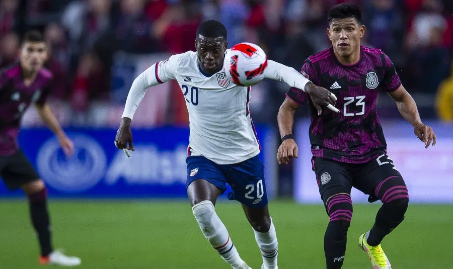 Weah pelea el balón con Jesús Gallardo