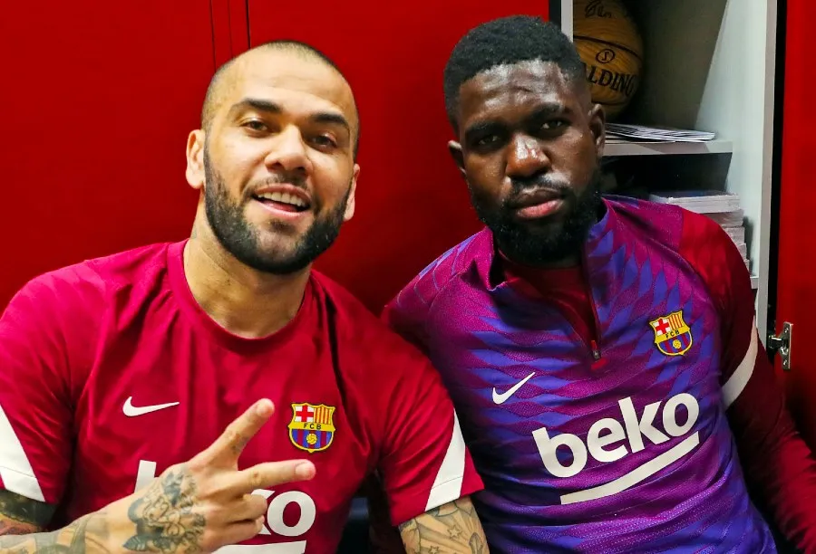 TWITTER @FCBarcelona Alves con Samuel Umitit
